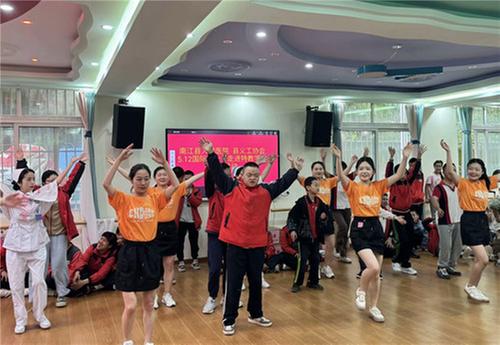 南江县特殊教育学校携县医院、义工协会共度国际护士节