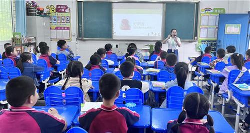 巴州区六小开展“女童保护”儿童防性侵公益课堂教育活动