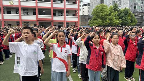 南江县长赤镇桥梁小学开展“一盆水闭气”体验活动