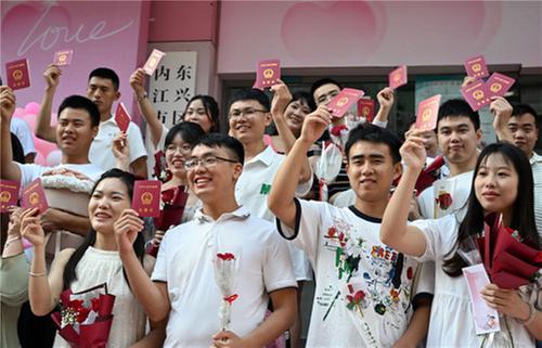 东兴区：我们结婚啦