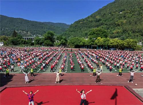 南江县下两镇小学：“悦”动课间 “舞”动青春