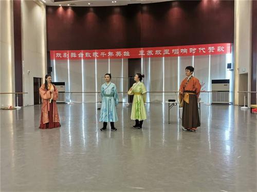 一滴水见太阳 一出戏润童心