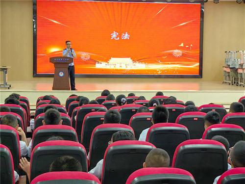 携手共筑法治梦，法制宣传进二小