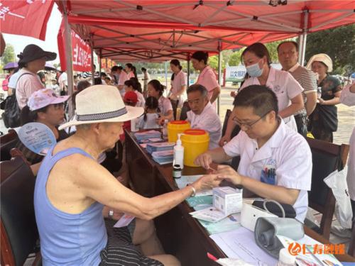 科普大篷车进社区  “零距离”感受科技魅力