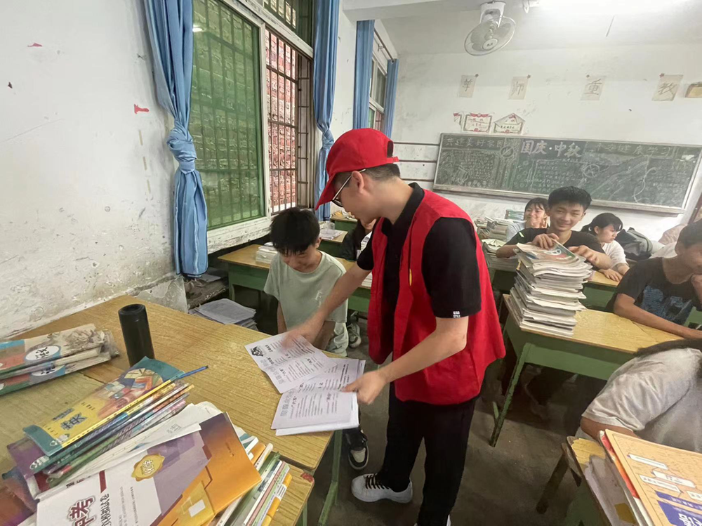 伏龙镇开展河湖长制七进宣传进校园宣传活动