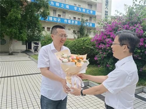 安岳县慰问优秀科技工作者