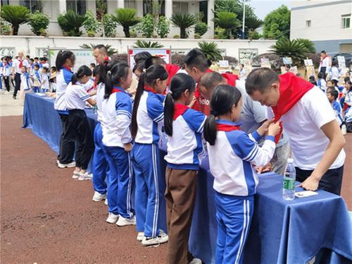 情暖童心 关爱成长  