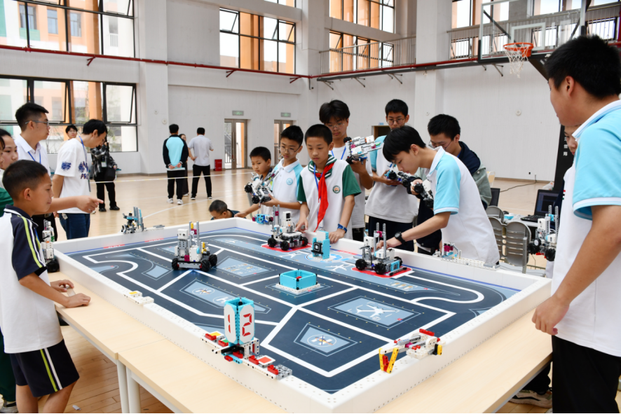 第六届武胜县青少年机器人竞赛在龙女湖中学举行