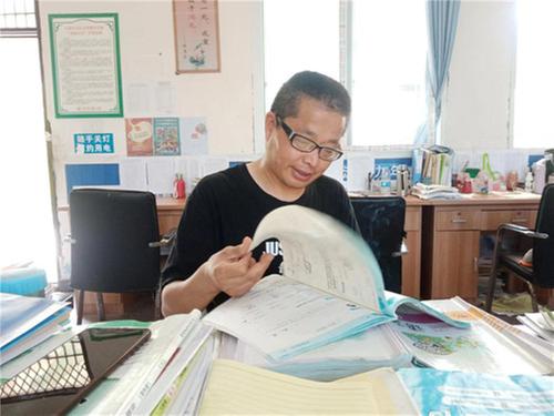 南江县石滩九义校开展教学常规联合巡查活动