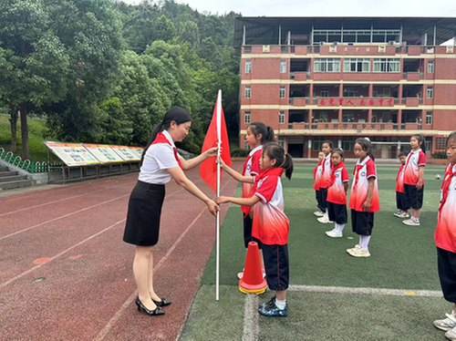 南江县下两镇小学举行少先队员入队仪式