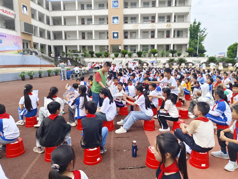 浓溪镇禁毒服务站开展禁毒宣传进校园活动