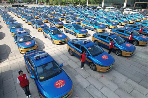 内江市：爱心送考 温暖护航