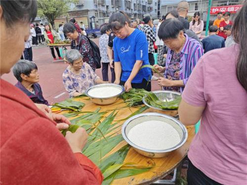 广安经开区护安镇开展“乐趣无穷·端午放粽”文化惠民下乡活动