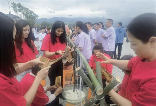 天池镇开展“聚米成粽 聚沙成塔”主题活动