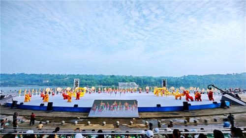 嘉陵江畔龙舟竞渡 传统文化璀璨绽放