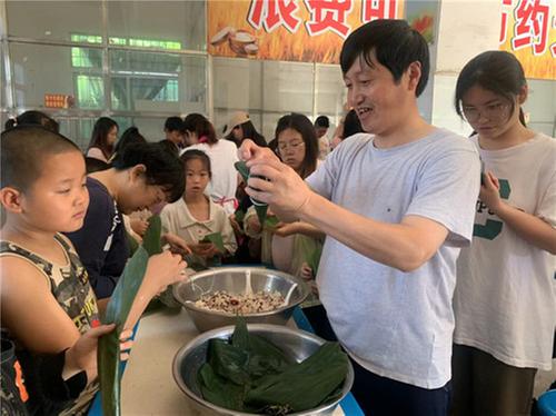 南江县长赤镇红顶九义校开展包粽子活动