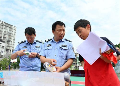 东兴区：向毒品说“不”