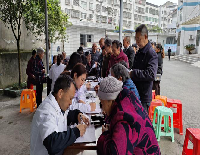 大竹县清水中心卫生院为居民提供全方位免费健康检查