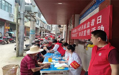 岳池县兴隆镇团委开展禁毒防艾暨世界献血日宣传活动