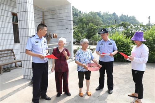 广安区大龙镇：民警“敲门”告知村民如何反诈