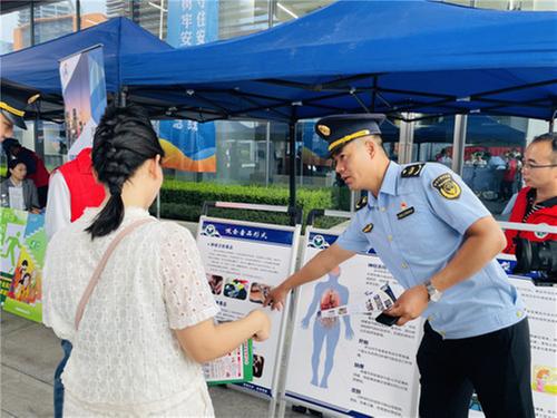 成都东部新区玉成街道开展禁毒宣传活动