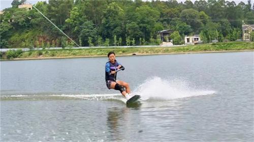 徐露：世锦赛尾波滑水冠军的澎湃青春