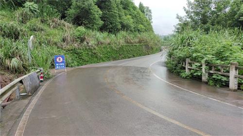 华蓥市交通运输执法大队高效处理公路污染