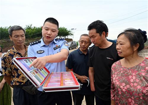 东兴区：志愿者助力无毒乡村