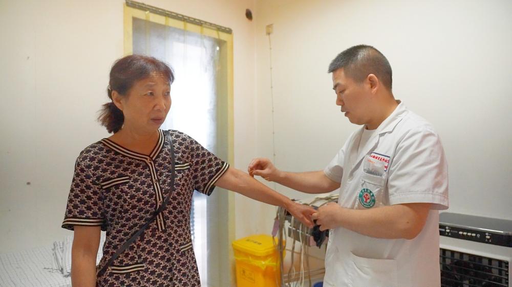 青神县：发挥特色优势  优化“家门口”的服务