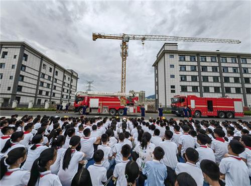 荥经县开展“沉浸式”消防科普体验活动