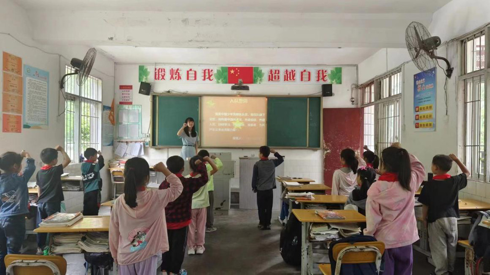 巴州区曾口镇店子小学开展少先队入队仪式活动