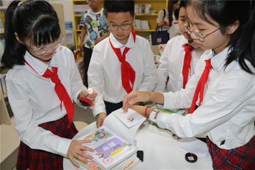 浙江东阳市外国语学校向红塔小学捐赠图书2000余册