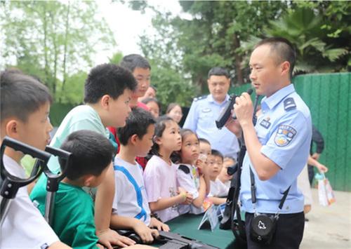 眉山市公安局天府新区分局开展“童心向警·梦想启航”主题警营亲子活动