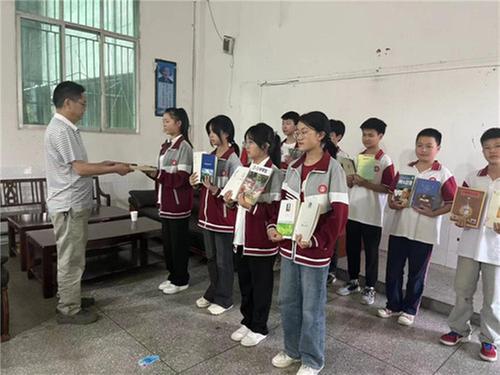 平昌县驷马中学工会关爱职工子女