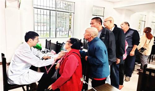 三台县永明镇卫生院联合市三医院开展“一村一月一义诊”活动