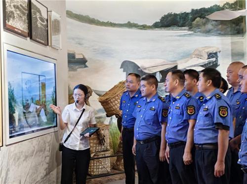 武胜县综合行政执法局：党员干部参观党性教育展馆，接受红色教育