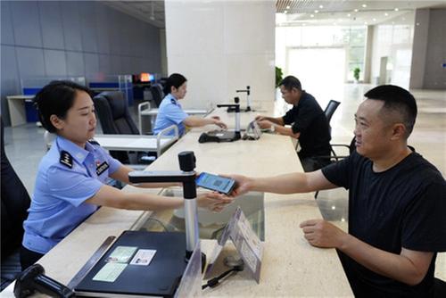 广安发出全市首张电子机动车行驶证