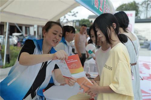 广安区：“展示+体验” 创业集市激发青年创业激情