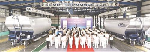 中车眉山公司出口澳大利亚粮食漏斗车样车下线