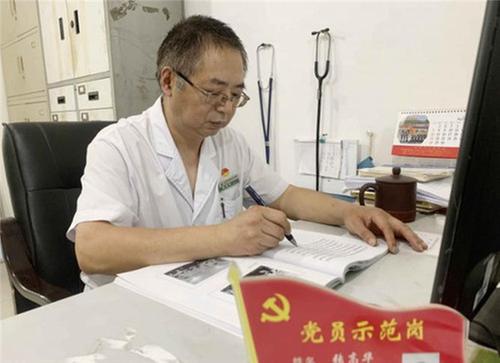  服务群众的贴心医生