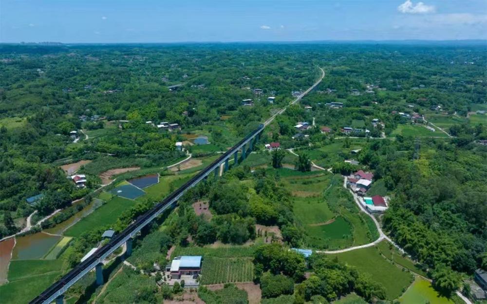 仁寿县首条铁路——连燕铁路正式开通