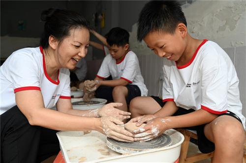 东兴区：体验陶艺 乐享暑假