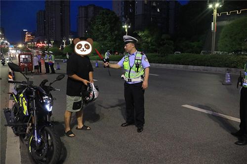 华蓥市公安局开展夏夜治安巡查宣防集中统一行动