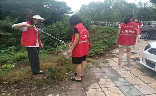 仁寿县怀仁街道八里社区：清洁环境卫生，网格员在行动