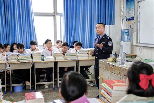 岳池县公安局：“法治班主任”补齐留守儿童监护短板