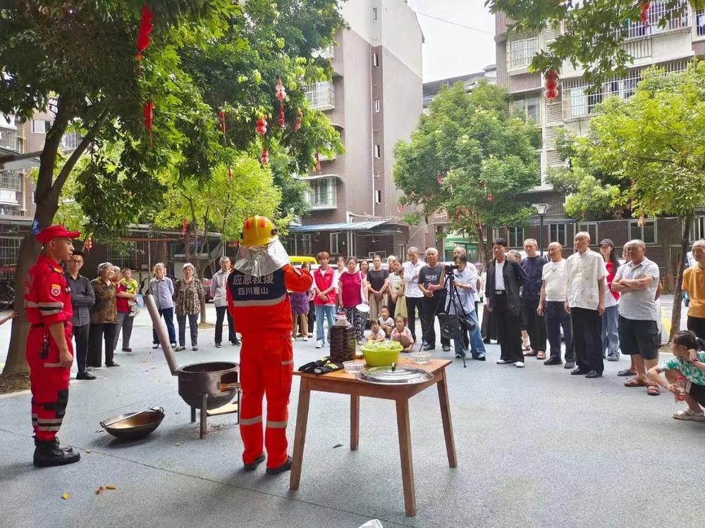 青神县：小区治理新途径 “铺”出居民幸福路