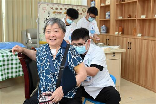 东兴区：入伏热敷“三伏贴”