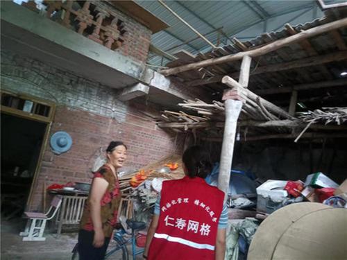 仁寿县怀仁街道网格员全力开展雨天防汛及安全隐患排查