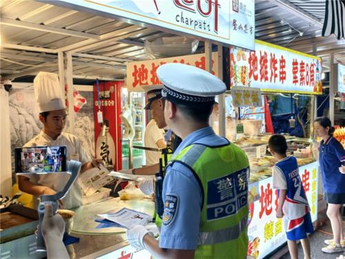 百日攻坚 简阳公安交警鳌山夜市送平安