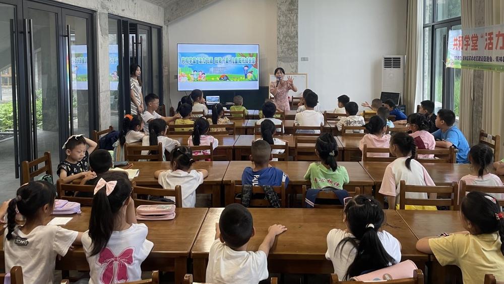 青神县：幸福“暑”光 “托”享趣夏